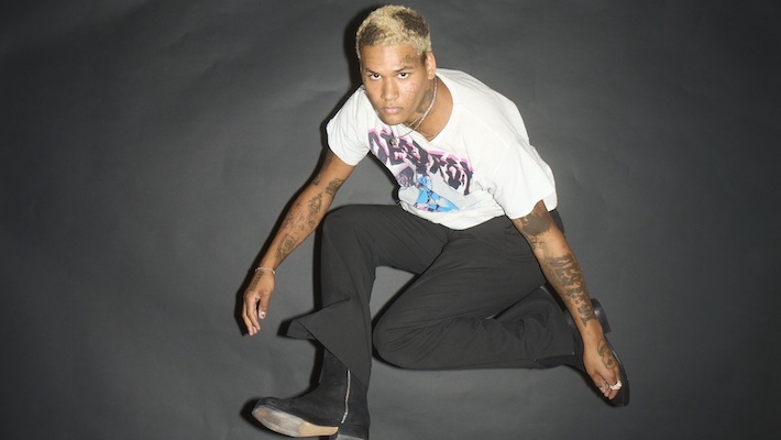 La vidéo "Seventeen" d'Ekkstacy est éclairée par les regrets aveuglants des chagrins d'aujourd'hui