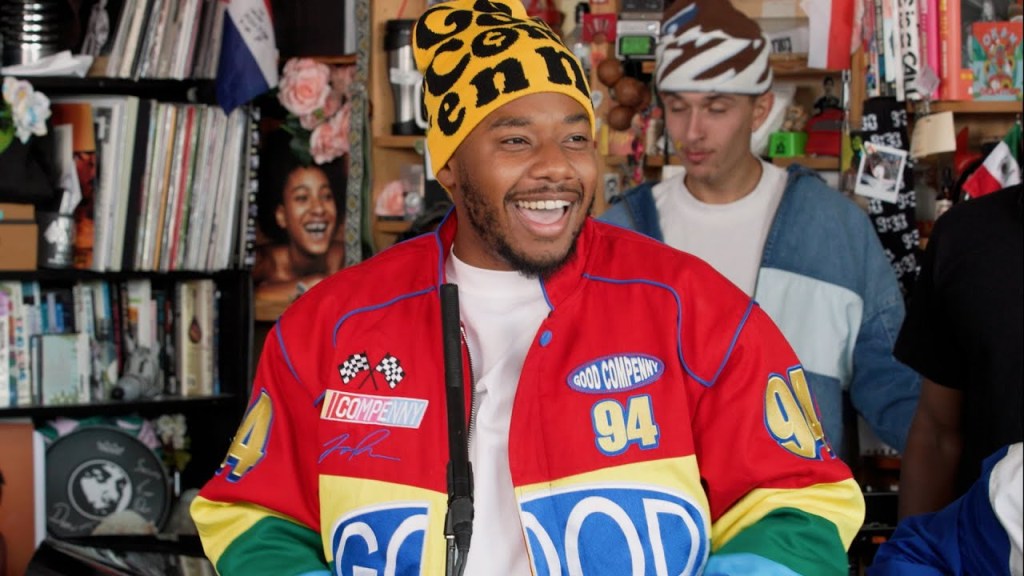 Le travail indépendant de LaRussell porte ses fruits dans un petit concert de bureau animé