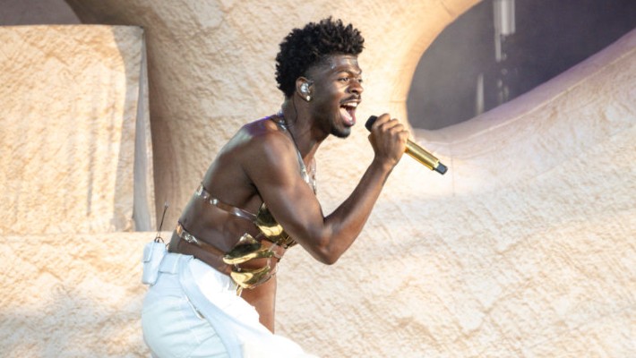 Lil Nas X taquine son prochain single, "Need Dat Boy", avec une pochette racée