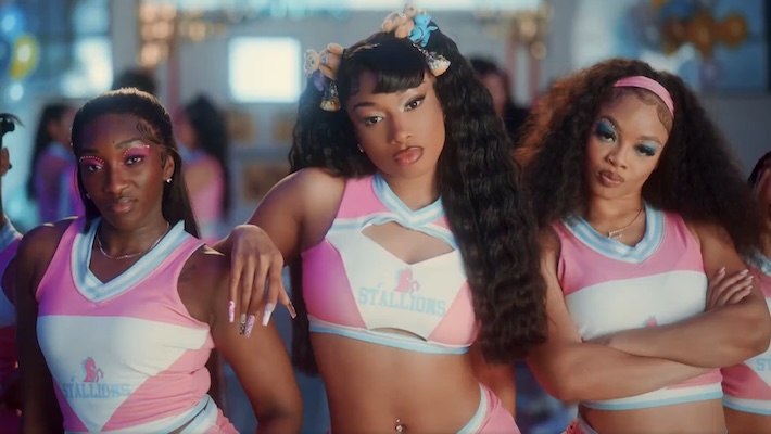 Megan Thee Stallion a un « Hottie Homecoming » meurtrier dans sa nouvelle vidéo « Roc Steady » avec Flo Milli