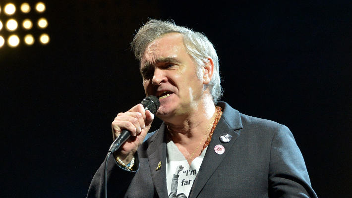 Morrissey a brusquement mis fin à son récent spectacle, mais pour une bonne raison, après que plusieurs fans ont pris d'assaut la scène, blessant apparemment la sécurité