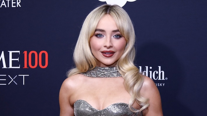 Sabrina Carpenter portait un costume de lapin "Playboy" et se faisait un cosplay dans le rôle de Sandy de "Grease" pour une couverture