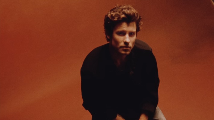 Shawn Mendes affronte le chagrin sur son nouveau single "Heart Of Gold"