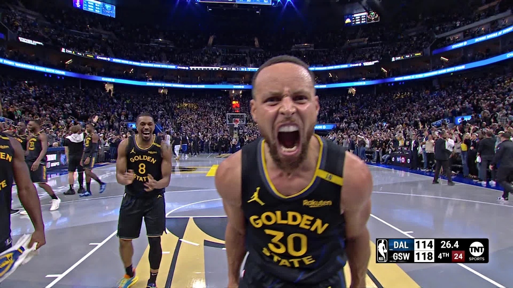 Stephen Curry était extrêmement excité après son troisième poignard contre Klay Thompson et les Mavs