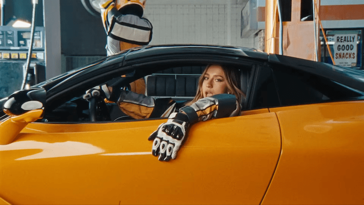 Tate McRae met la pédale au métal dans sa vidéo « 2 mains » sur le thème du sport automobile