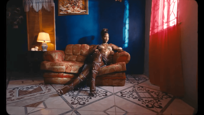 Tems combine les afrobeats avec la saveur jamaïcaine dans sa vidéo torride « Turn Me Up »