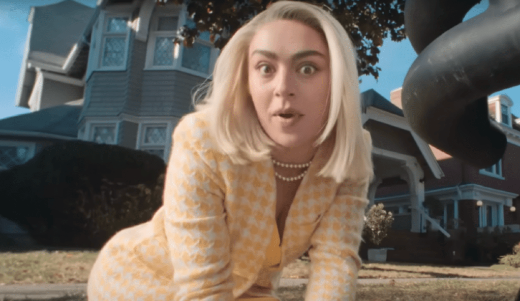Une star de "SNL" a failli avoir un malheureux dysfonctionnement de sa garde-robe dans un sketch avec Charli XCX