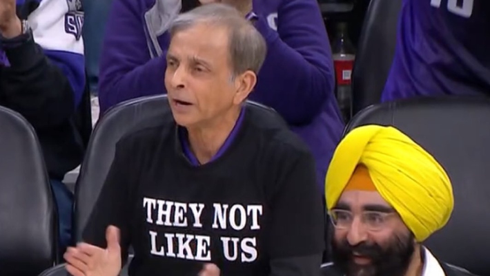 Vivek Ranadive a sauté dans le bœuf DeMar DeRozan-Drake avec une chemise « Ils ne nous aiment pas » pour les Raptors-Kings