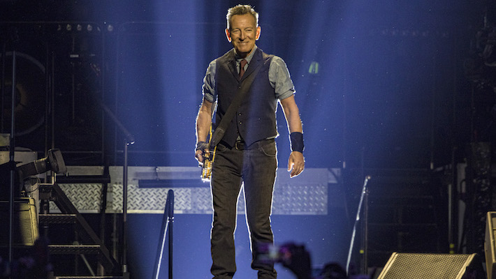 Voici Bruce Springsteen racontant des blagues sur les clubs de strip-tease et le sexe