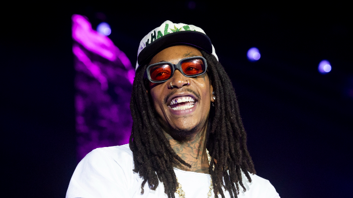 Wiz Khalifa arrête sa représentation pour réprimander un fan trop zélé qui lui a jeté de l'argent : "Je ne suis pas une strip-teaseuse"