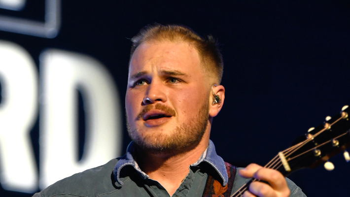 Zach Bryan fait allusion à son intention d'«arrêter les tournées» au milieu d'allégations de violence psychologique de la part de son ancienne petite amie