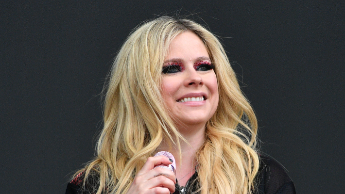 Avril Lavigne reprend la route en 2025 pour sa longue tournée « Greatest Hits »