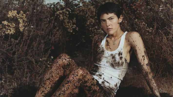 Miya Folick explore la fantaisie et le plaisir sur "Erotica", un single de son nouvel album "Erotica Veronica"