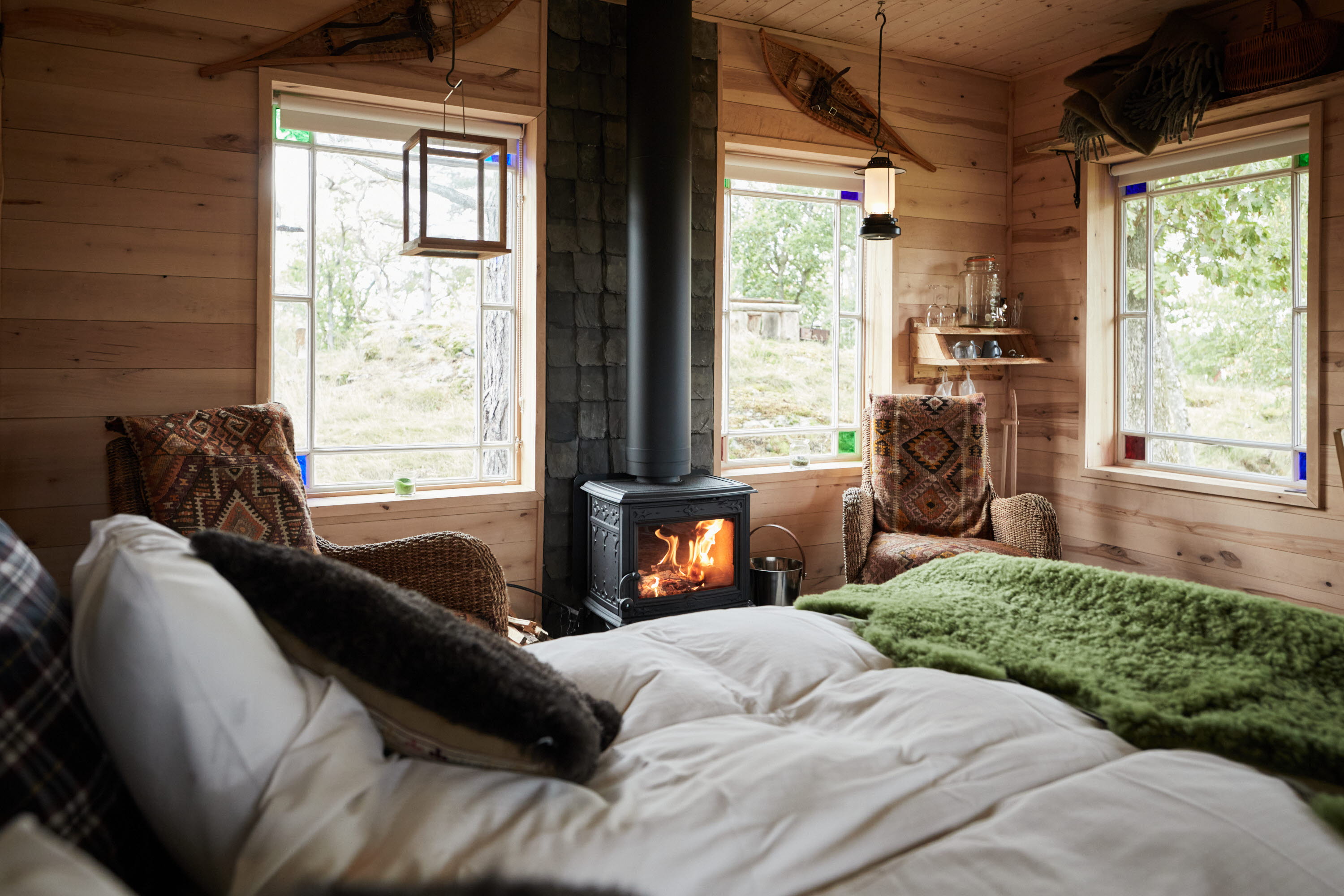 Intérieur de cabine de vie à la campagne suédoise