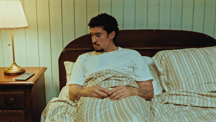 Bad Bunny a un mauvais cas de FOMO après avoir raté "El Club" dans sa nouvelle vidéo trippante