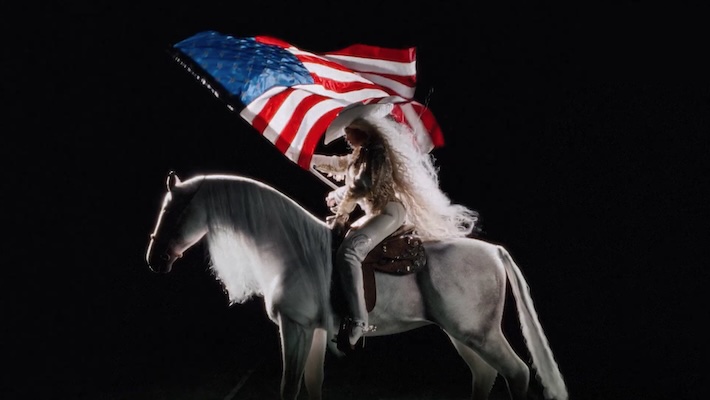 Beyoncé a quelque chose à venir en janvier, taquine-t-elle après son spectacle à la mi-temps de la NFL