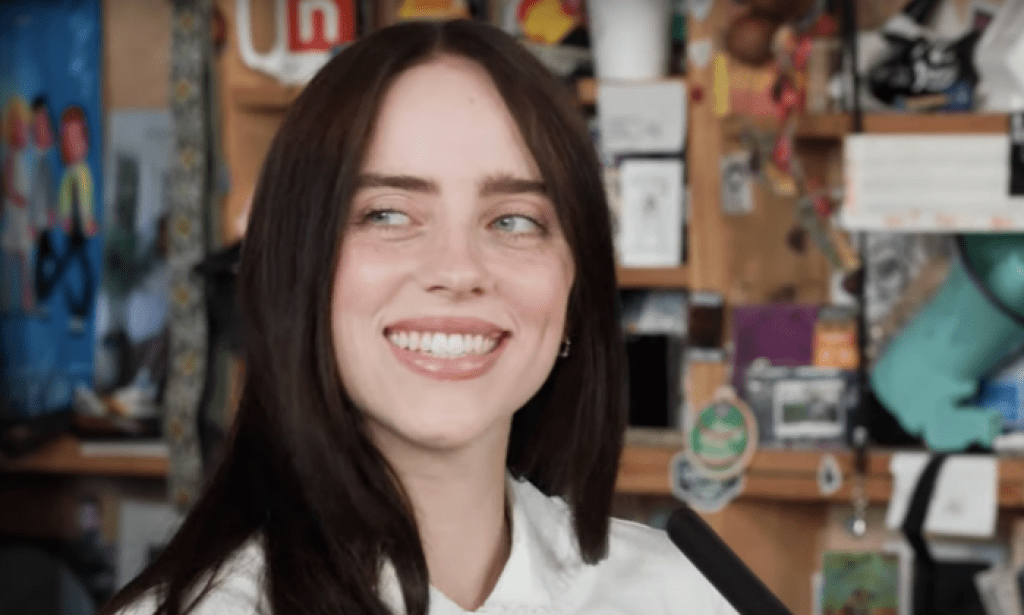 Billie Eilish termine son incroyable 2024 avec un joli petit concert de bureau