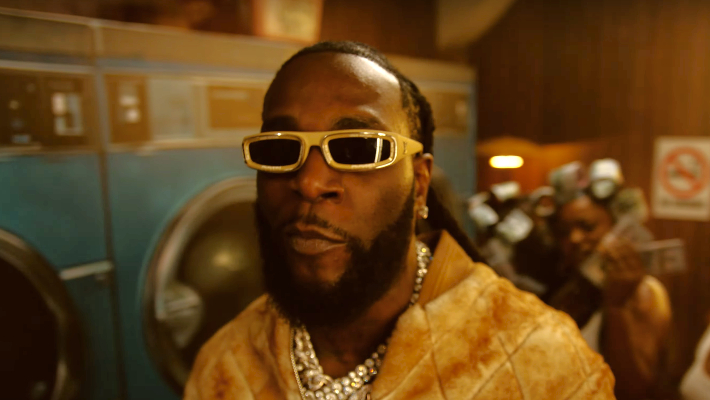 Burna Boy emmène Chlöe avec lui alors qu'il passe "Bundle by Bundle" dans son clip vidéo au rythme effréné