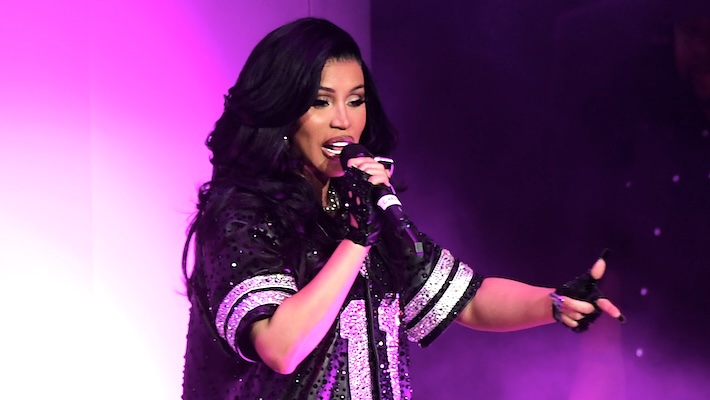 Cardi B critique les services de protection de l'enfance pour leurs actions de « harcèlement » et leur enquête « fausse »