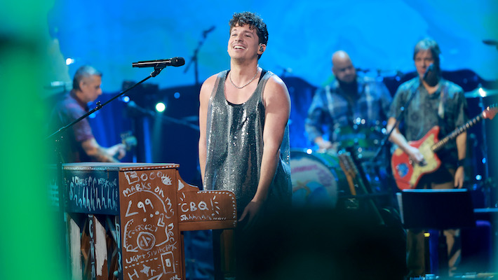 Charlie Puth sort un nouvel album en 2025 car il y est « contractuellement obligé », plaisante-t-il