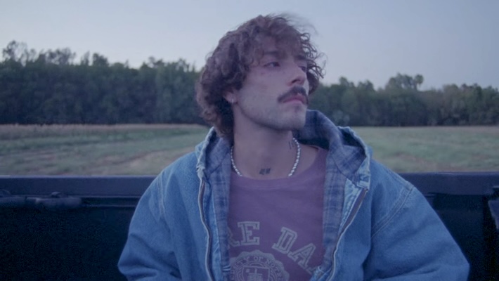 Chezile a parcouru un long chemin depuis sa récente sans-abri alors qu'il continue de monter sur "Still In Love"