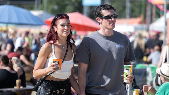 Dua Lipa suscite des rumeurs selon lesquelles elle serait fiancée à Callum Turner avec sa dernière publication sur Instagram