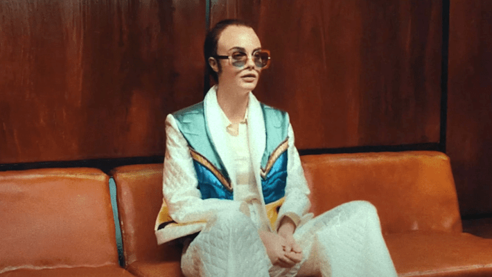 Elton John est joué par Cara Delevingne dans une nouvelle vidéo farfelue "Step Into Christmas"