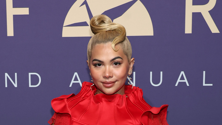 Hayley Kiyoko a ressenti un sentiment de « soulagement » lorsque « Girls Like Girls » a été transformée en long métrage