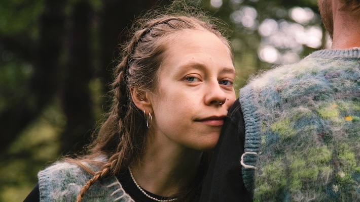 Indie Mixtape 20 : Anna B Savage connecte les gens et les lieux sur « You & i are Earth »