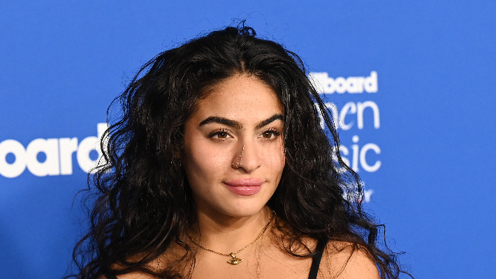 Jessie Reyez veut souhaiter à tout le monde un « joyeux rien » sur sa chanson pessimiste anti-vacances