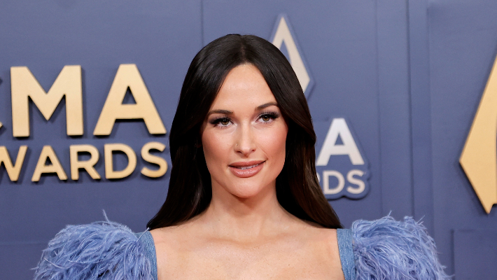 Kacey Musgraves a maudit un spectateur de la tournée mondiale "Deeper Well World Tour" après avoir attrapé le chanteur de force