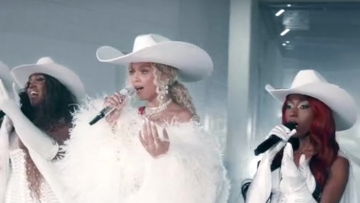 L'émission NFL de Beyoncé à la mi-temps sur Netflix comprenait des performances animées de « Blackbiird » et « Texas Hold 'Em ».