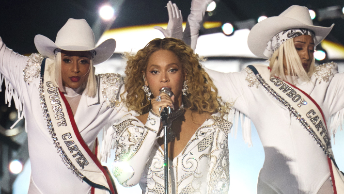 La mère de Beyoncé, Tina Knowles, critique ceux qui parlent de trash lors de son spectacle à la mi-temps de Noël