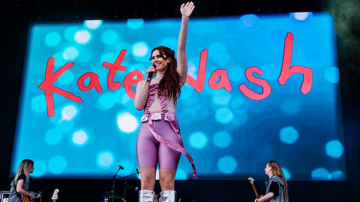 Les fans uniquement axés sur les fesses de Kate Nash lui rapportent déjà plus d'argent que le streaming (de loin)