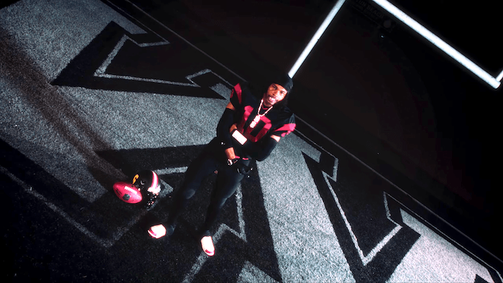 Lil Baby canalise son quart-arrière intérieur dans la vidéo de « Touchdown »