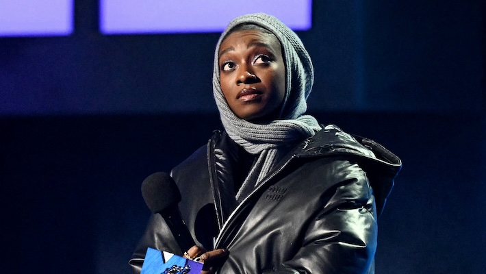 Little Simz préfigure une grande année 2025 avec « Hello, Hi » pour clôturer l'année