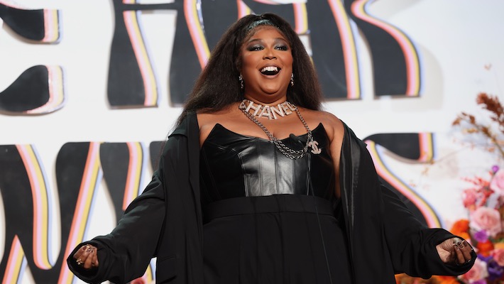 Lizzo aurait obtenu un licenciement partiel dans le cadre d'un procès contre un environnement de travail hostile
