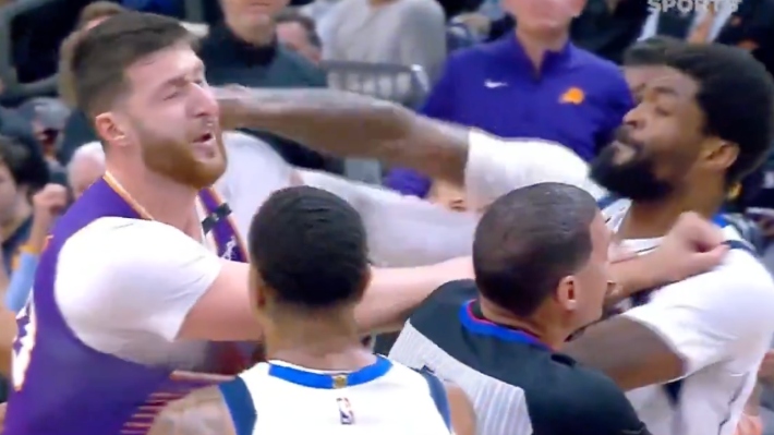 Naji Marshall s'en est pris à Jusuf Nurkic après avoir été giflé pendant les Mavs-Suns