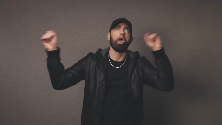 "Pouvons-nous simplement nous allonger et baiser", demande Eminem dans une nouvelle vidéo hilarante pour l'album "Missionary" de Snoop Dogg