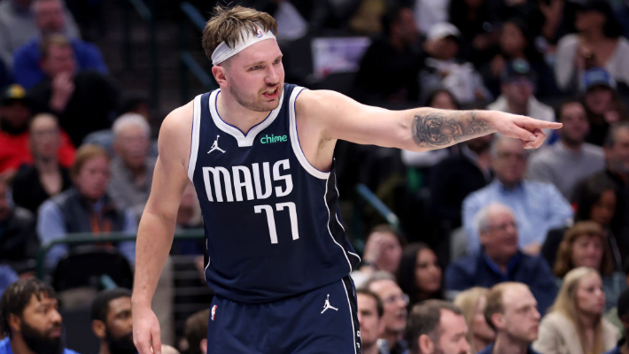 Rapport : Luka Doncic manquera au moins un mois en raison d'une blessure au mollet
