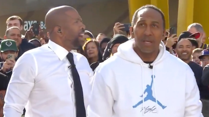 Stephen A. Smith a battu Kenny Smith (qui a utilisé sa main gauche) lors d'un concours de tir à lancer franc