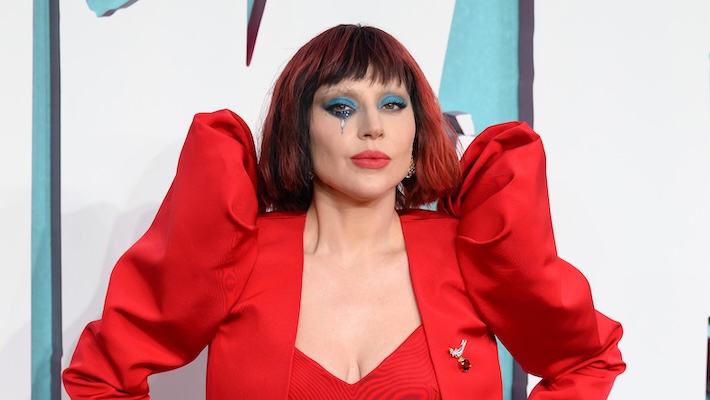 Une adolescente Lady Gaga était autrefois figurante dans une vidéo d'AC/DC, explique-t-elle dans un nouveau "Carpool Karaoke" surprise