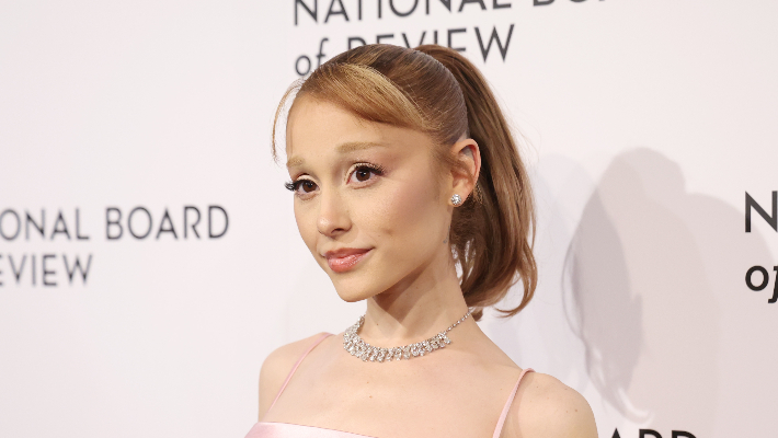 Ariana Grande a expliqué pourquoi elle a abandonné ses projets de « mini-tournée » pour l'album « Eternal Sunshine »