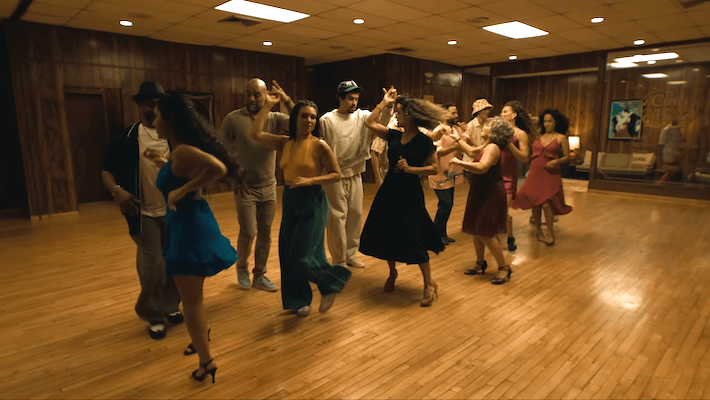 Bad Bunny met en lumière la danse salsa dans sa suave vidéo « Baile Inolvidable »