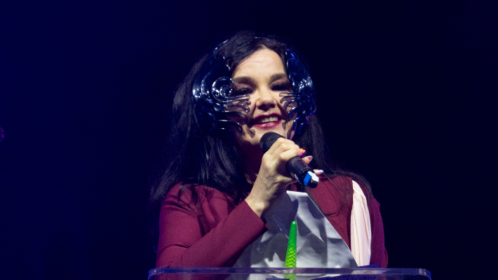 Björk dit que Spotify est « la pire chose » qui soit arrivée aux musiciens et explique pourquoi