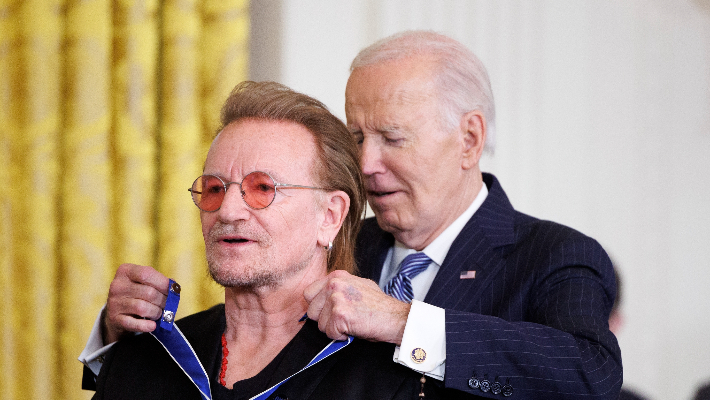 Bono de U2 a reçu la médaille présidentielle de la liberté par Joe Biden