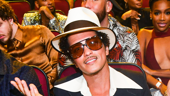Bruno Mars plaisante sur sa dette de jeu rumeur tout en célébrant un record de streaming majeur de Spotify