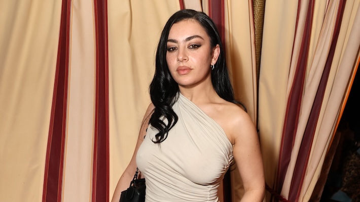 Charli XCX produit et joue dans son propre film avec A24, «The Moment»
