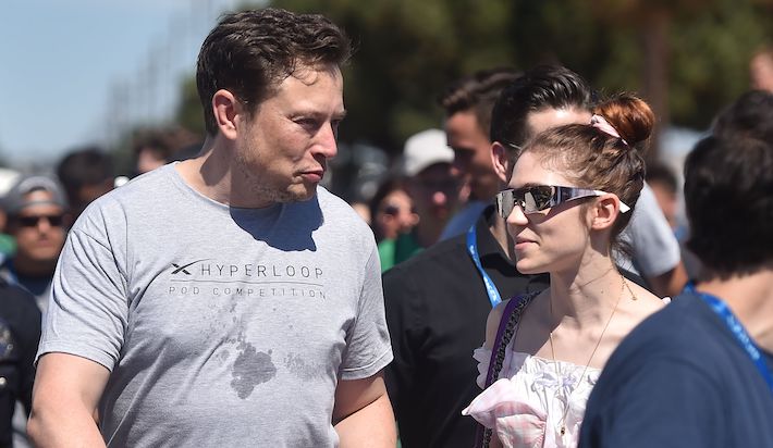 Grimes pense qu'il est « absurde » que ses fans demandent son annulation après la controverse sur le salut sur scène d'Elon Musk