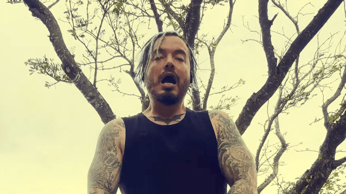 J Balvin devient un homme à part entière dans sa tendre vidéo "Rio"